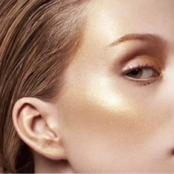 MORPHE x Avani Gregg Whoa Glow Face & Body Illuminator - Picture 3 of 12